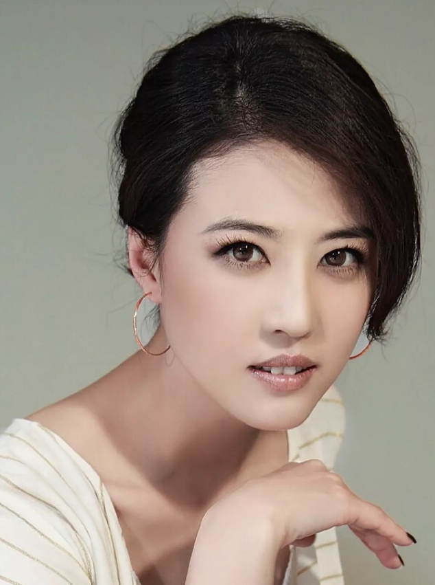 有网友爆演员周海媚去世，联系相关人员，电话被挂断，希望不是真的，毕竟周海媚196
