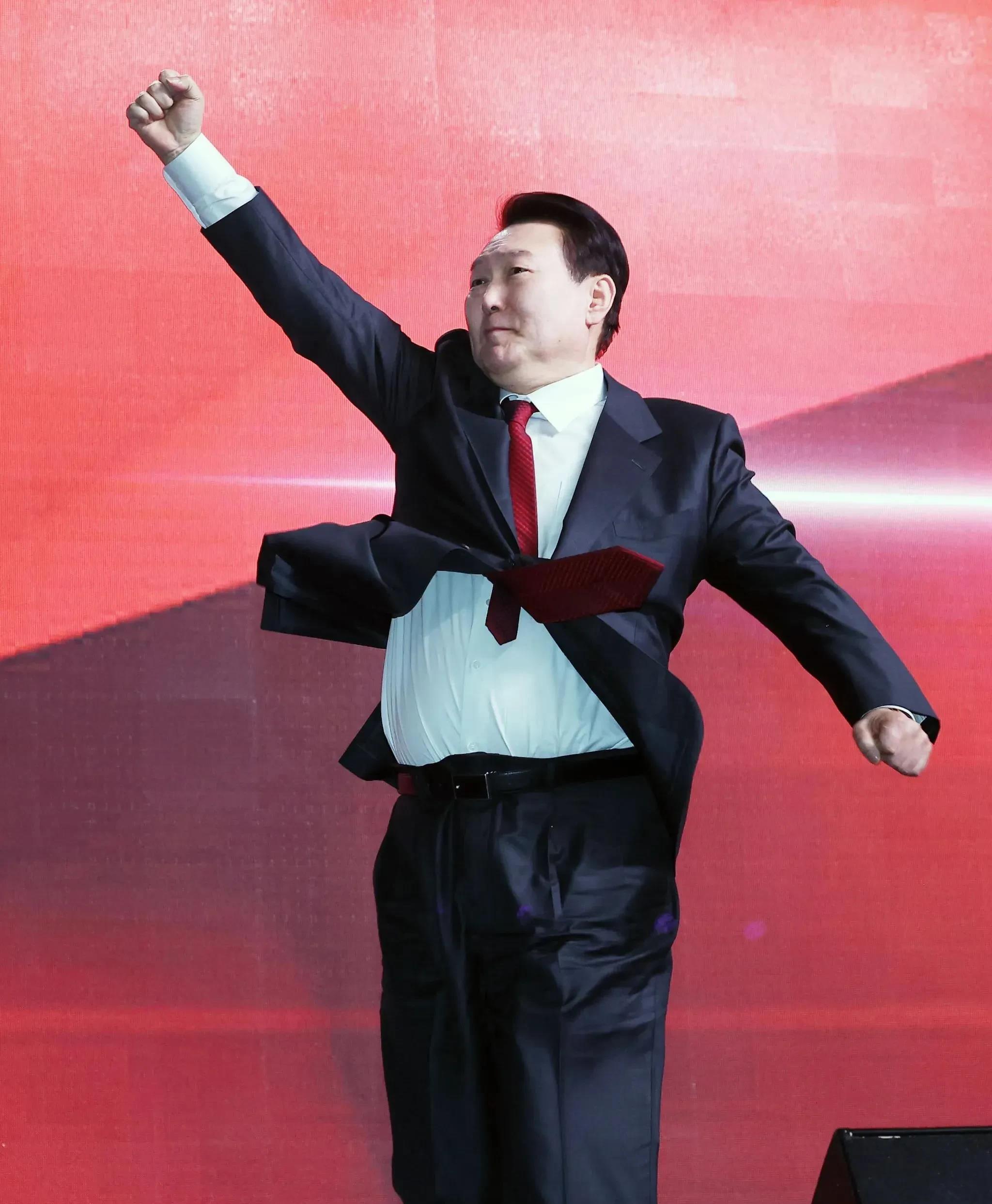 韩国执政党宣布领导层决定集体辞职。消息传来，窃以为，老尹又成了露水总统已成定局。