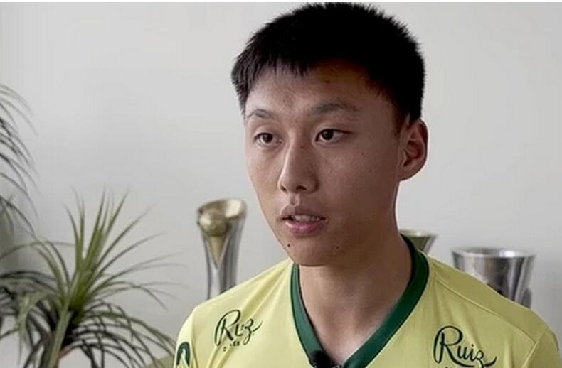 曾经在巴西豪门桑托斯踢球的小将肖俊龙，如今已经回国了，在天津津门虎试训。这名球员
