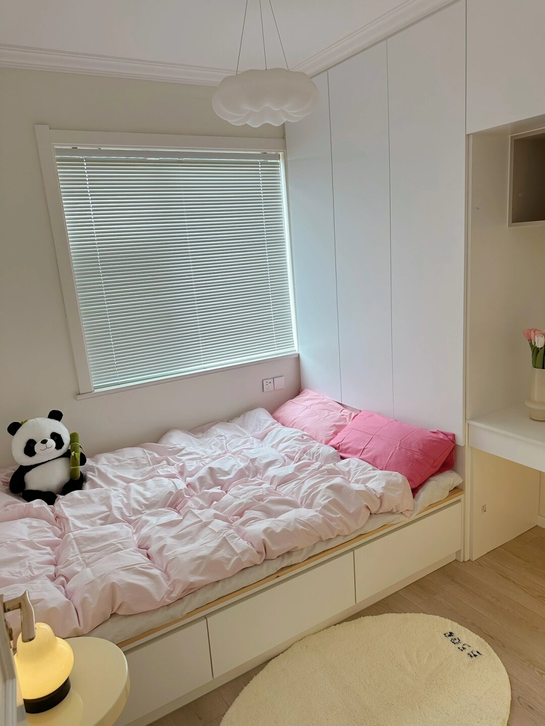 7平米少女心小卧室实用美貌全都有！
一间只有7平米的小房间，原本一直当杂物间，考