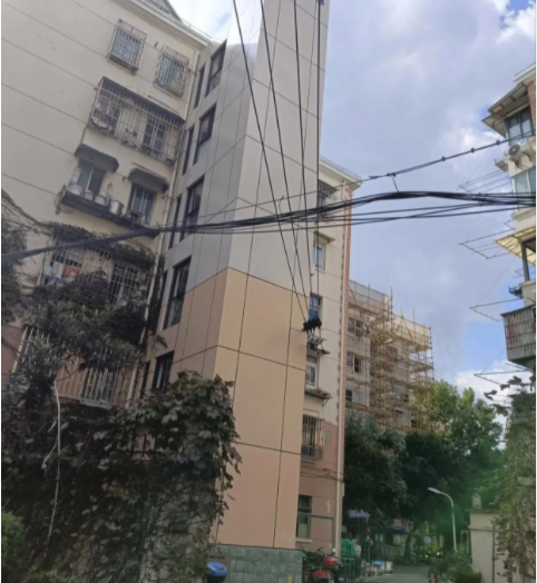 我发现小区内有两栋楼最近悄悄地安装了电梯。好奇地走过去一看，发现电梯井正好对着一