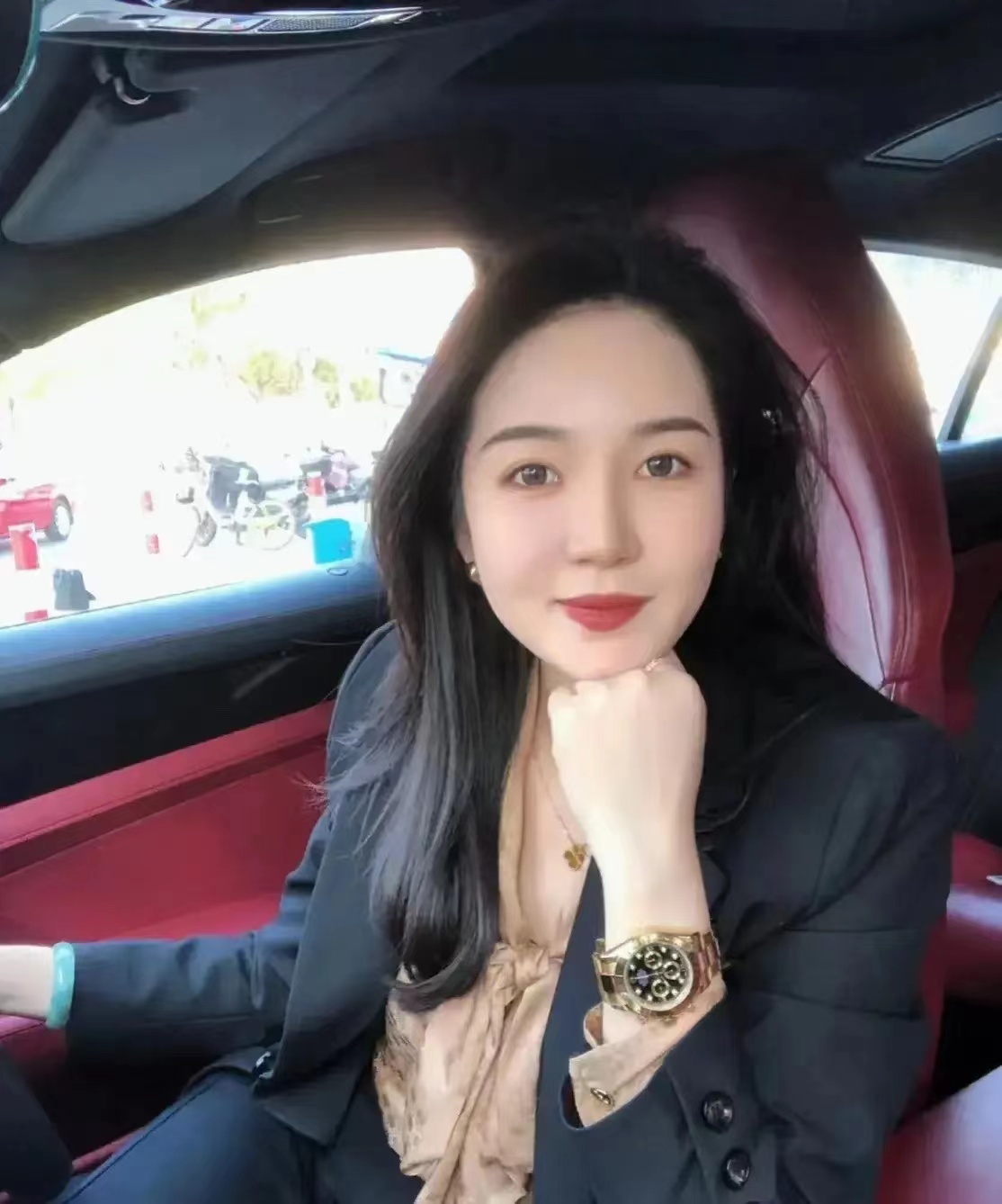 最近，我的表弟接管了一个快递驿站，投资了57000元。每天，该驿站接收大约800