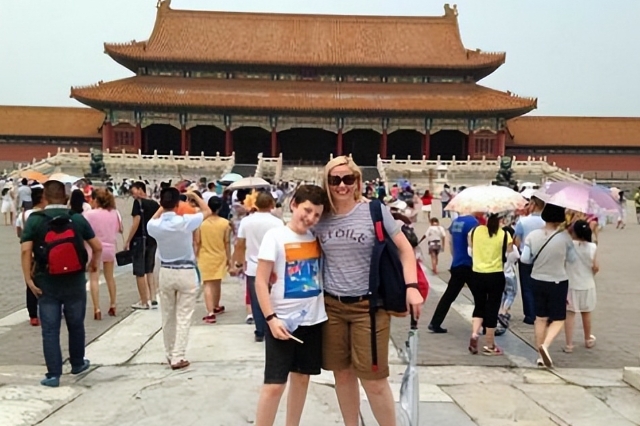 美国富婆为了让7岁的儿子体验贫穷，带儿子到中国旅游，美其名曰：“在贫穷的国家呆上