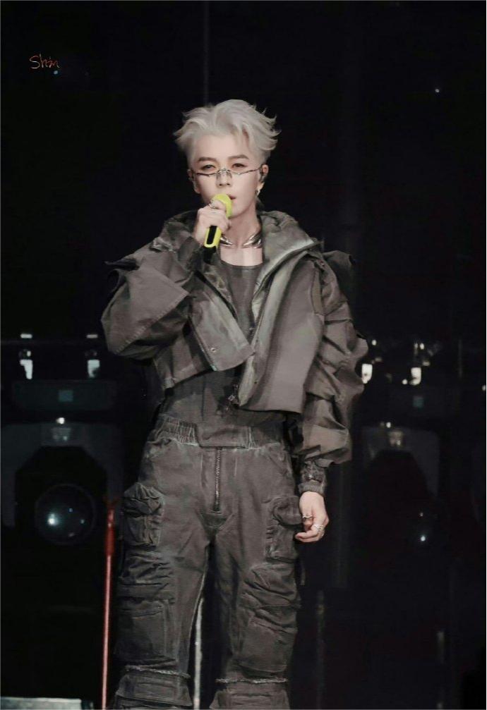 一头白发，在众多的黑发明星中显得格外抢眼，与他那清澈如少年的眼眸相映成趣，展现出