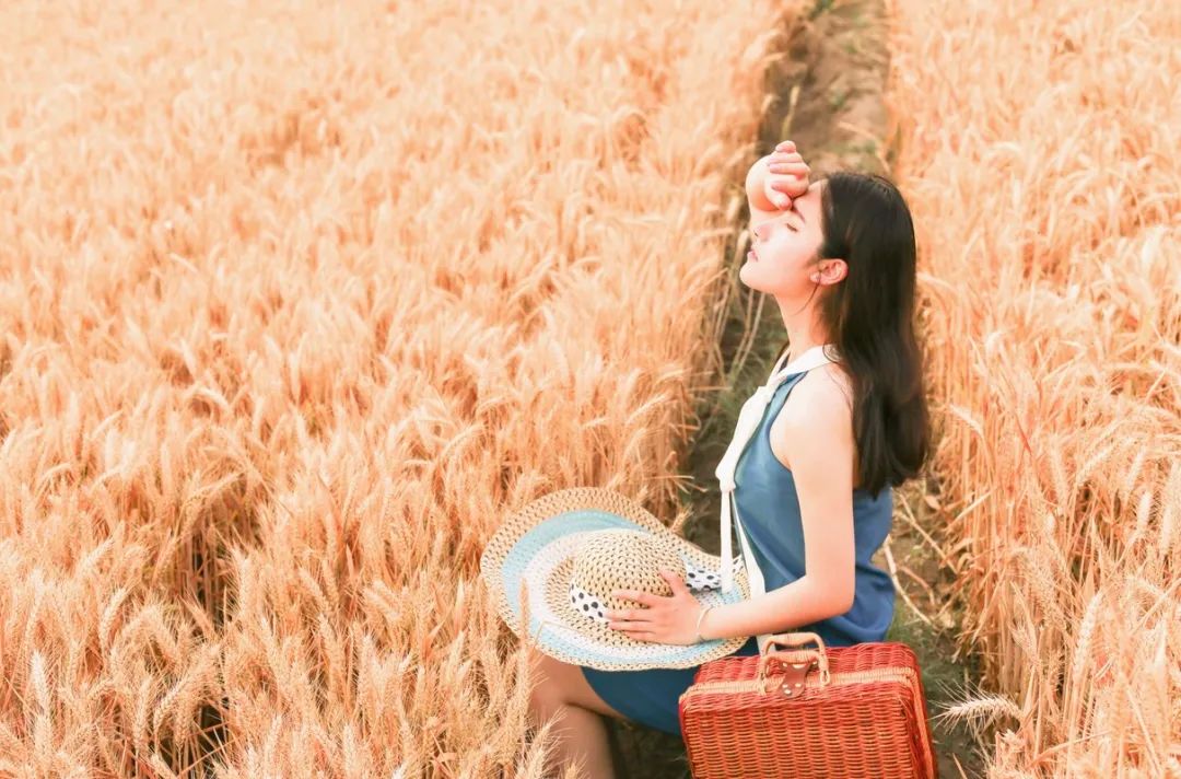 ​生活，适合自己就好！ 

你的生活，如若一团乱麻。那你就静下心来一点点去捋，抽