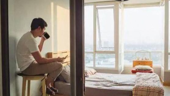 小伙独居早出晚归，却时常感到家里有人来过，到底是他心理问题还是确有其事呢？