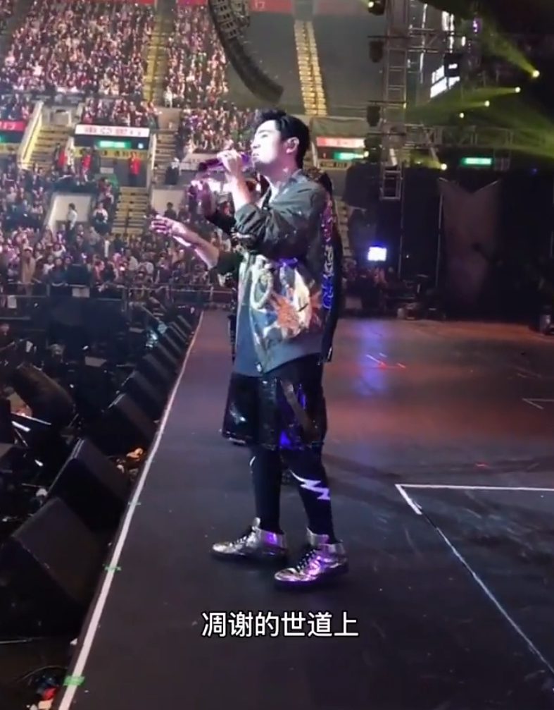 周杰伦演唱会开场话筒没有声音，后来工作人员上台给他换了新话筒。很多人在社交媒体上