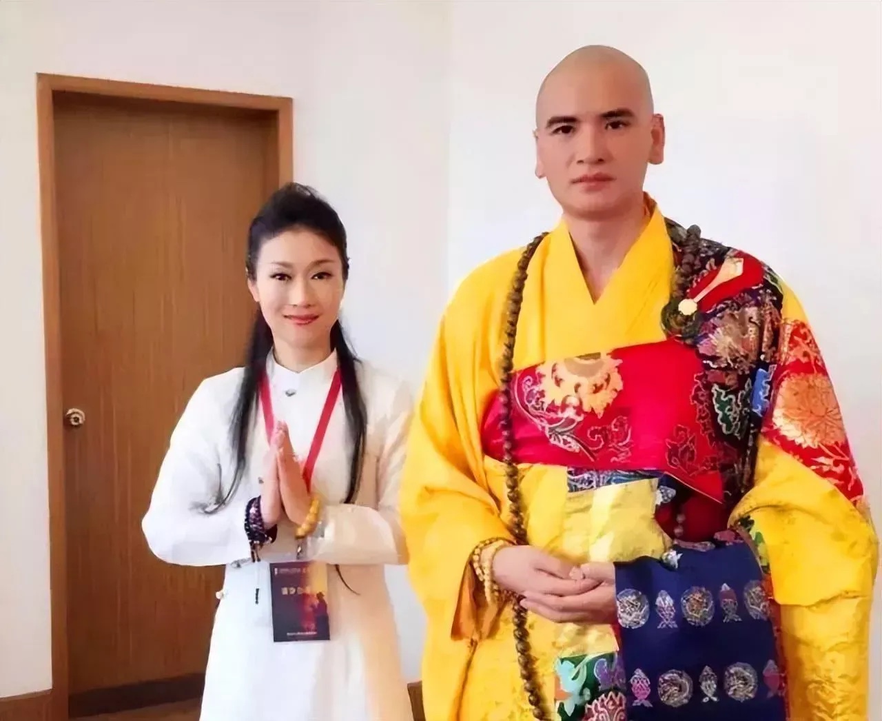 富婆对一和尚说：“你还俗入赘娶我，送你一辆四百万的法拉利，如何？”，谁知和尚却摇