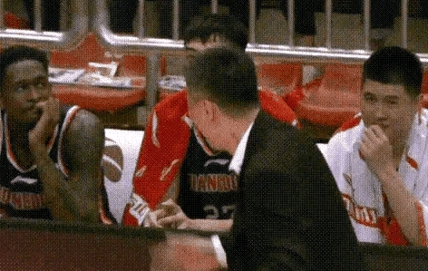 杨毅回应NBA教练是否骂球员：“NBA教练大多是接受过高等教育的，很有修养。批评