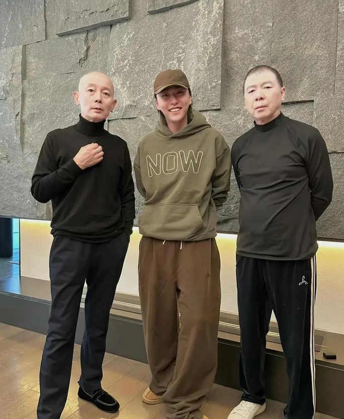 我们先不说两边，只说中间的是谁？