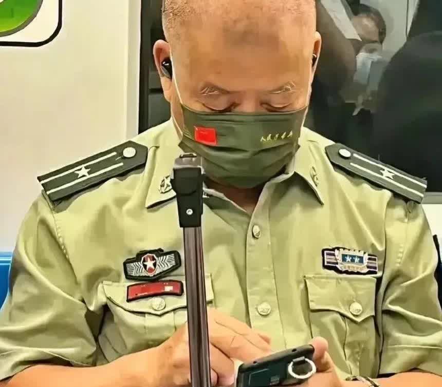 地铁上，一位身着军装的中年男士引起了乘客们的广泛关注。他的军衔是少校，隶属于解放