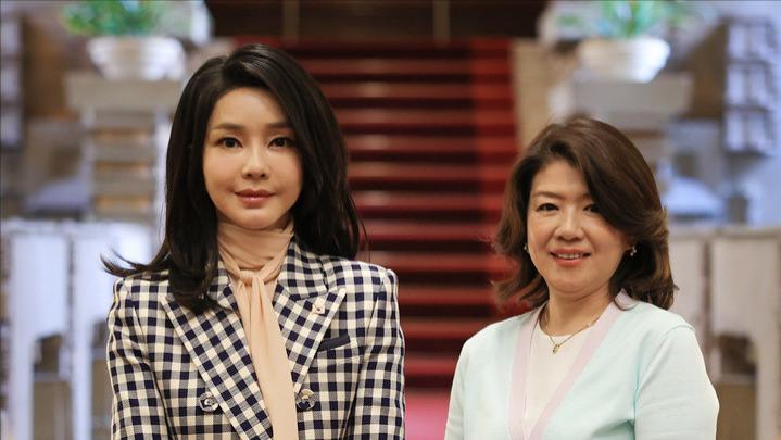 日本第一夫人单独招待韩国夫人！金建希格纹裙美翻，日本夫人输了