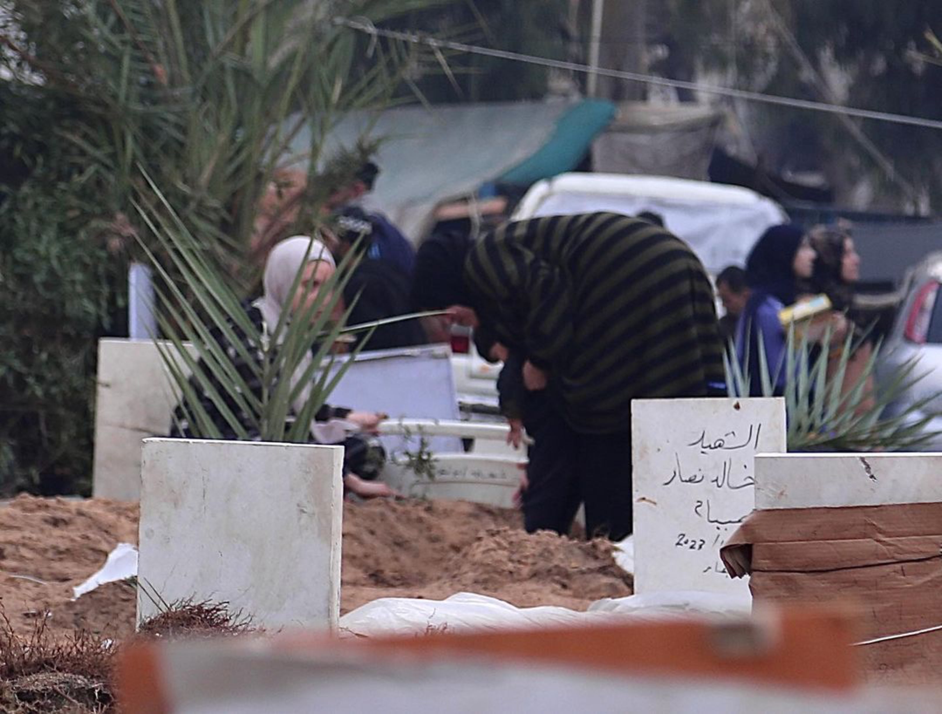 曾经的医院，现在变成了避难所和墓地。巴勒斯坦媒体报道：墓碑、帐篷、垃圾，没有任何