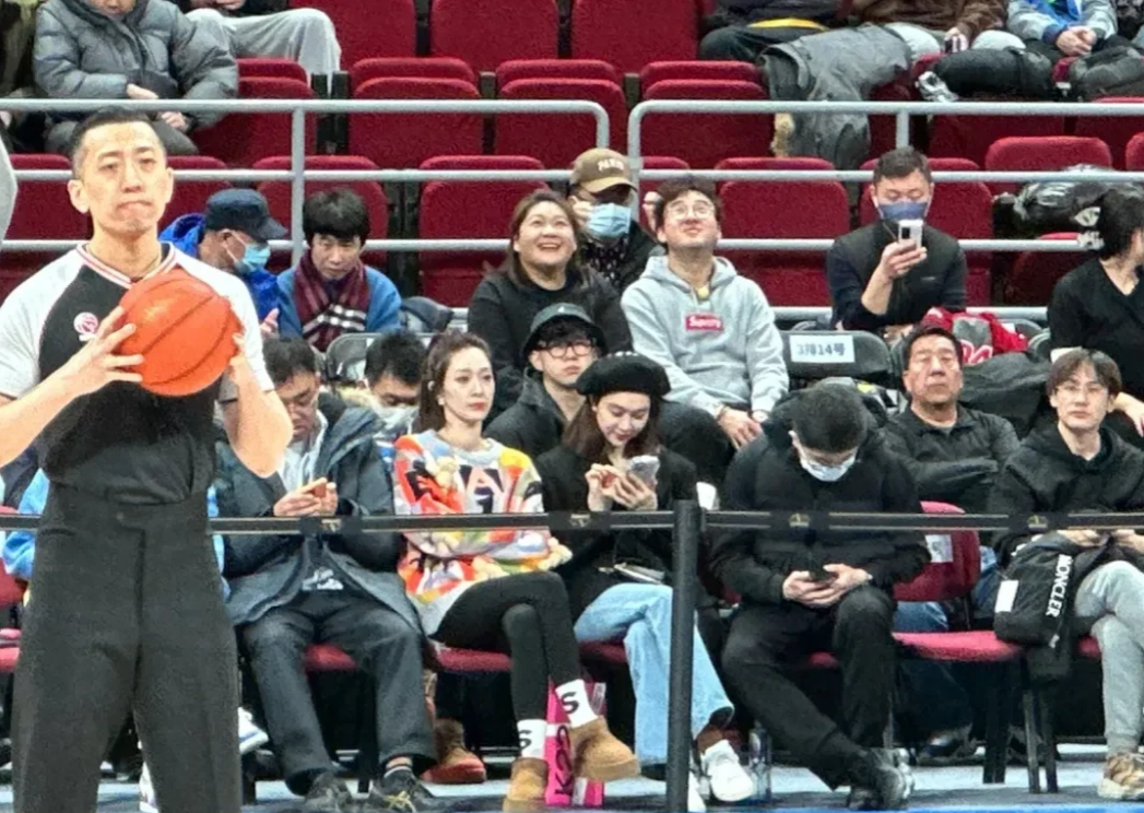 昨天CBA常规赛，北京队对阵广州队比赛现场看到明星姜妍，人是真的白，隔着十几米用