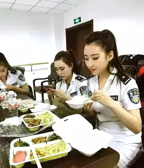 个个美艳绝伦，估计是文工团的！