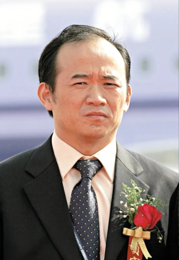 不懂就问:武大这次130年校庆，为什么没有邀请湖北前首富兰世立？

活动现场各行