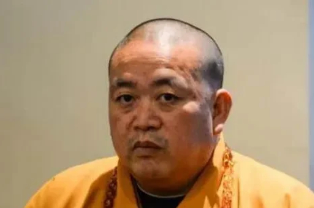  一个贪财好色、满脸杀气的花和尚，坐飞机去了中东阿联酋。有人为他捧臭脚，说什么他