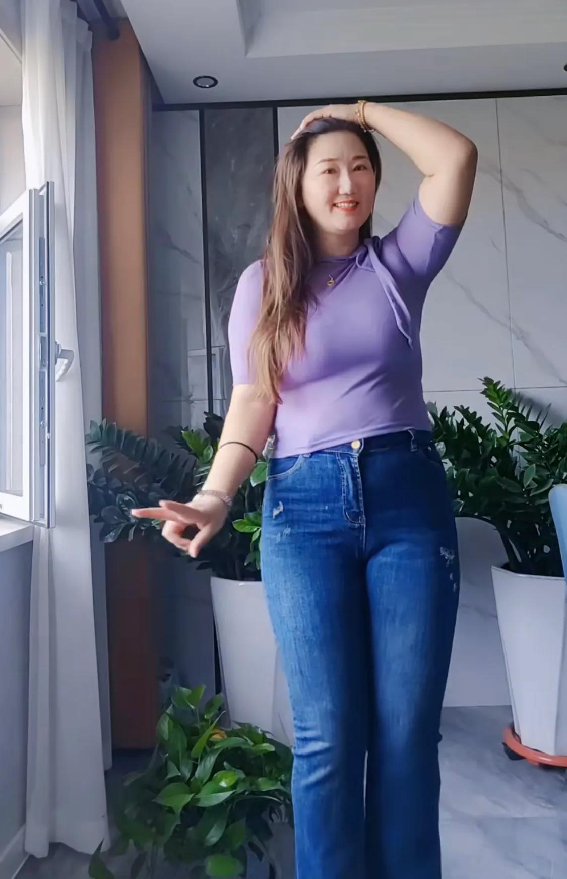 你说我这都 40 岁的人了，昨天晚上居然被一个 18 岁的小伙子给撩了。他问我：