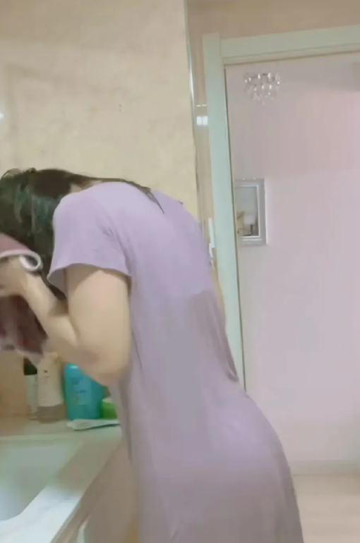 二婚有没有过得好的？
说句实话，太累了，两个人的心根本就不能贴在一起，要是两个人