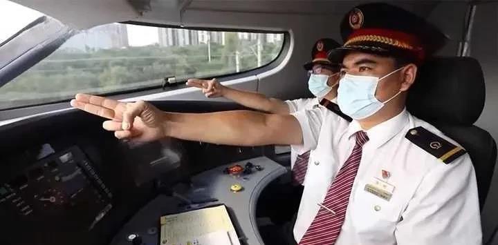 
北京昌平发生的地铁相撞事故，导致多人因撞击而受伤。据初步调查，事故原因为雪天轨