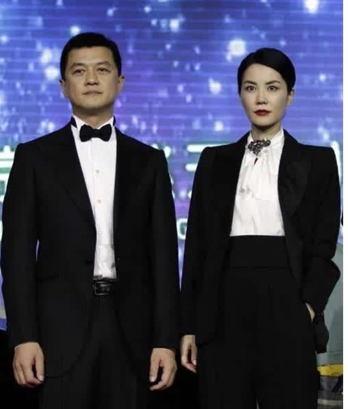 李亚鹏曾说：“我最享受的就是王菲把剩菜剩菜放到我碗里，女儿和保姆在旁边看着……”