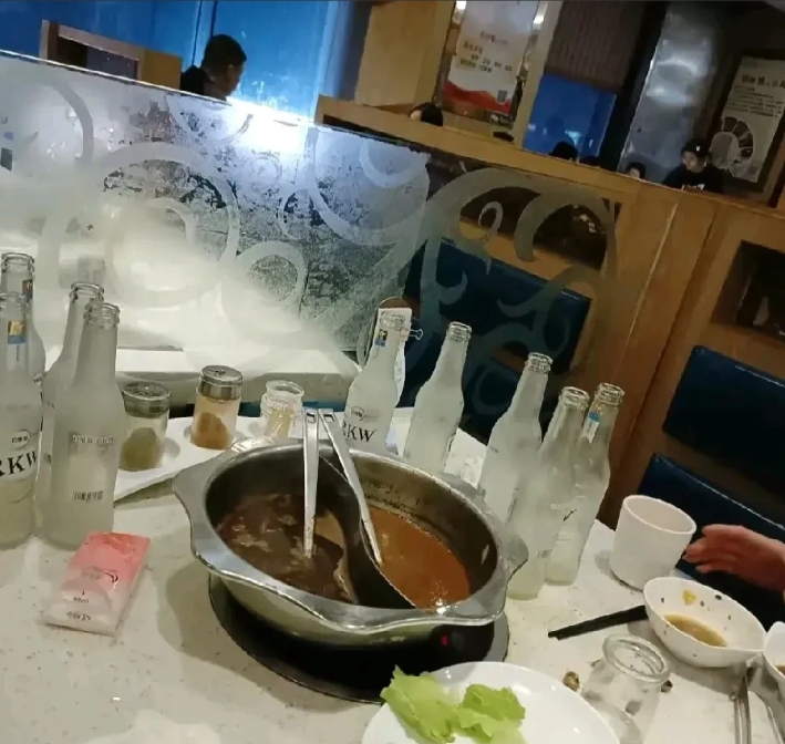 我跟老公说:“晚上你自己做饭，我带两个大女儿去吃自助餐。”
老公很生气的说:“那