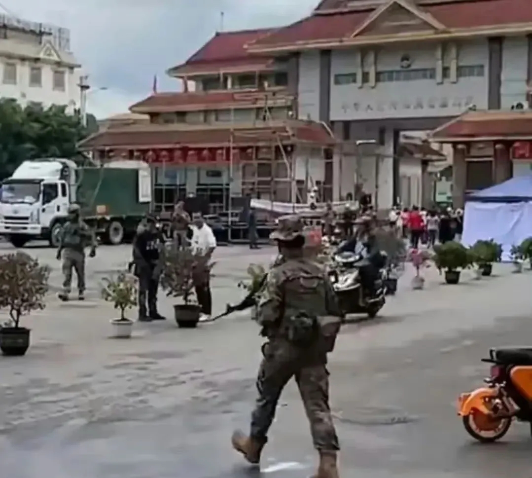 我还以为是美军，原来是我们的子弟兵，边境安全不能马虎！ ​