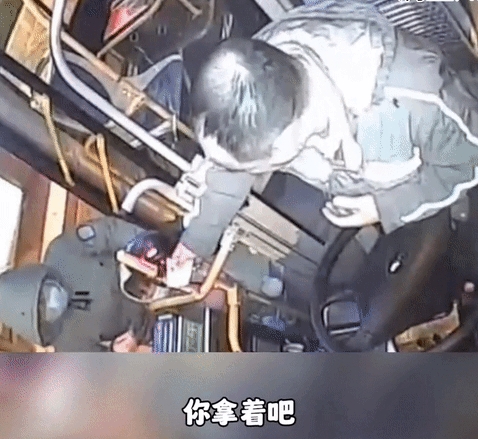 
青岛，宝妈因为手机没电求助公交车司机，询问公交车司机有没有充电宝，公交车司机说