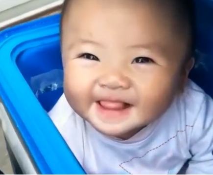 4年前，安徽外卖小哥带6个月女儿送餐走红，受邀央视，如今怎样了？2019年，一张