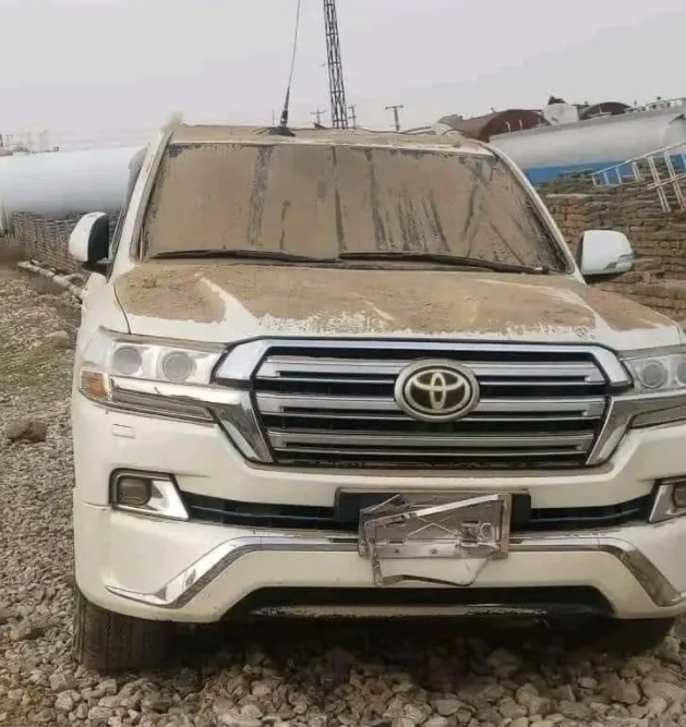 阿富汗塔利班挖到“宝”了，在一次工地施工中挖出了埋在地底下的成排的豪华轿车，这些