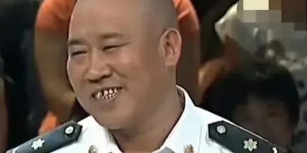军人容不得抹黑，杜旭东这个“文艺军人”显然不是在为中国人民解放军增彩
网上介绍，