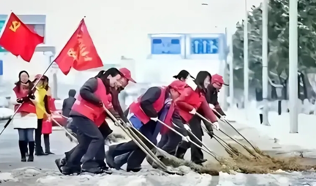 在高高的旗帜下搞形式主义，脸一点都不红。
这帮人是干什么的，环卫工人扫雪绝对不会