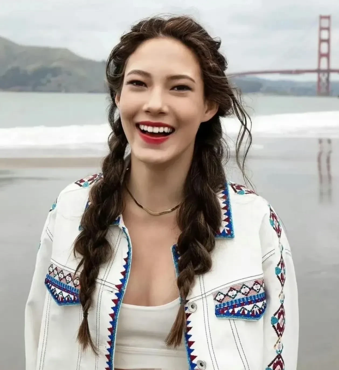 谷爱凌回国了，在欧美画的像欧美人，在中国画的像中国人