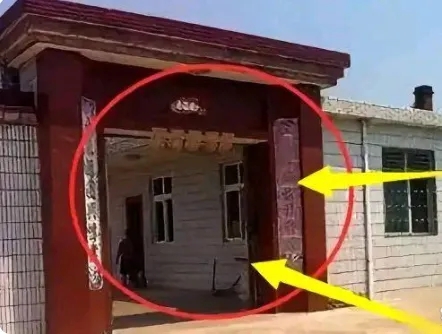 “大门过于堂，家败人丁亡”。这句古训，流传了千百年，警示着世人。

然而，这里的