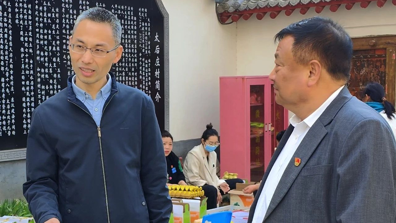 ​“乡村振兴 一路前行”：大学教授当起了“鸡蛋推销员”