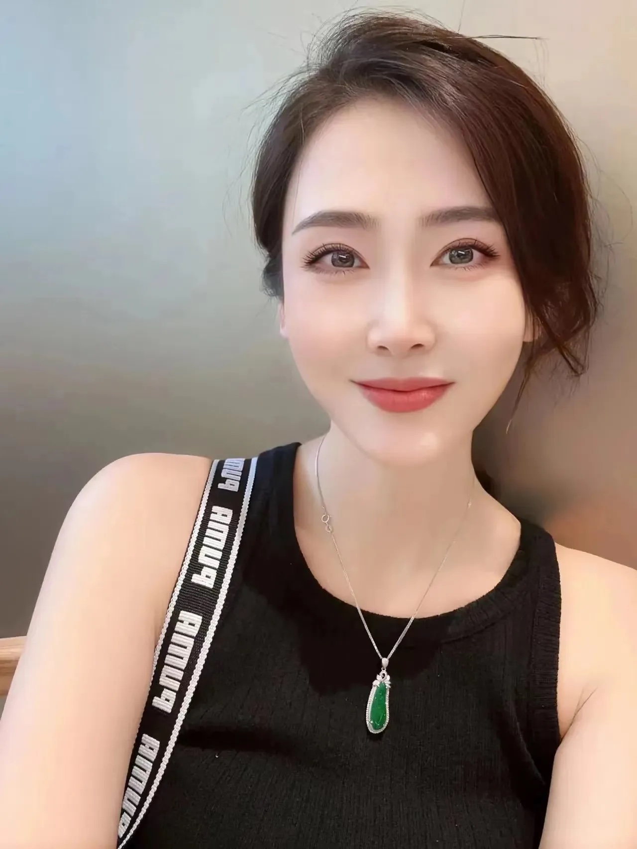 三年前，我和前夫离婚了。今天，他再婚了。我曾悄悄参加他们的婚礼，远远的，只能默默