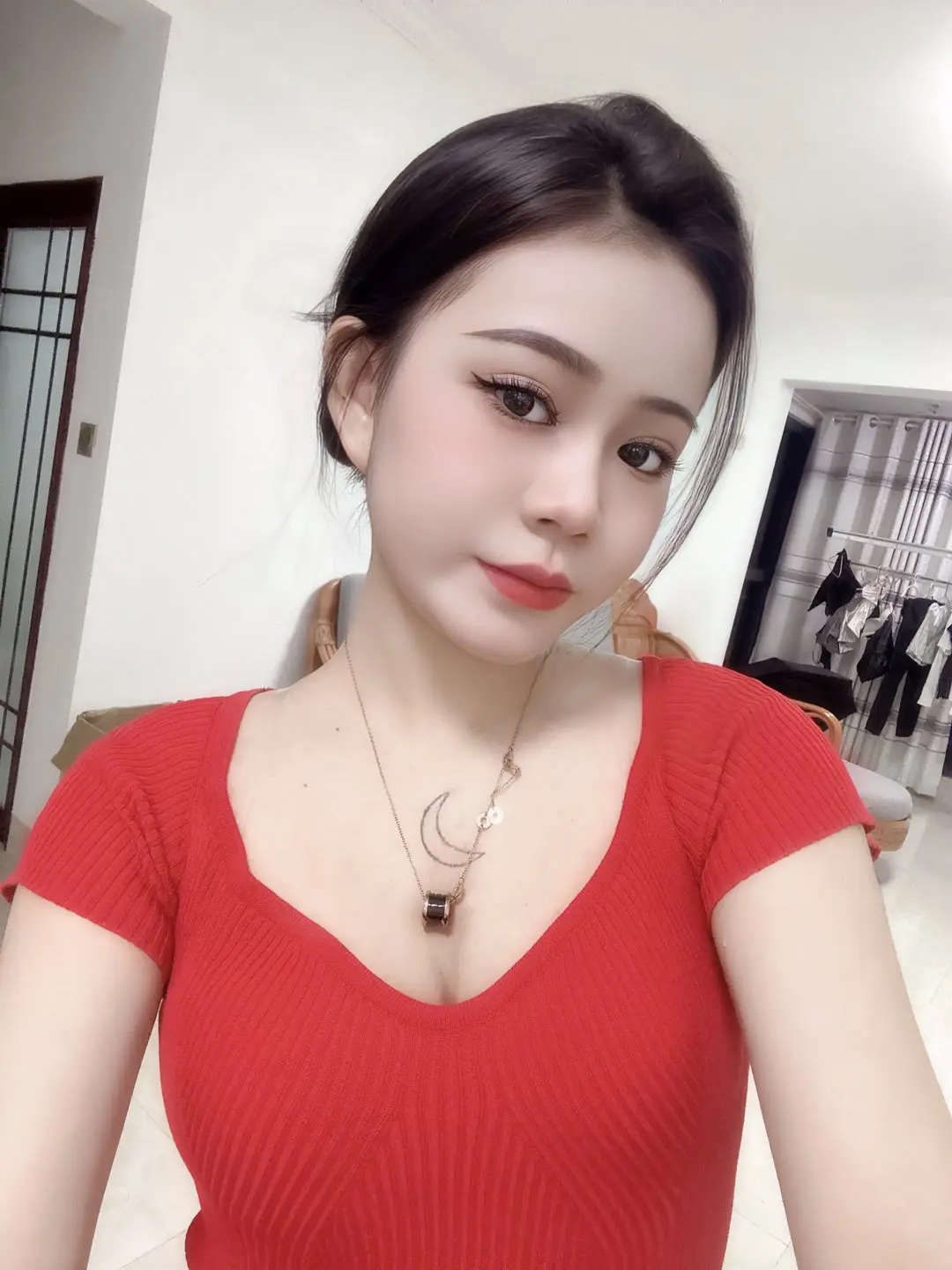 男人不要去聊骚，
兄弟你能聊到的要么比你还随便，
要么就是跟你只认钱的女人。
正