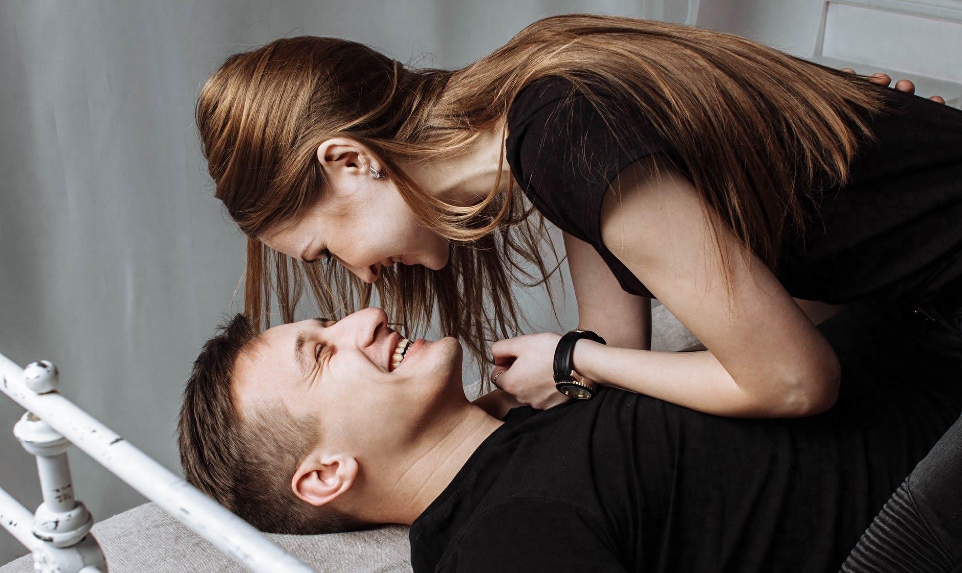 情况下,女人通常会寻求性满足和刺激,并享受与男人在床上的亲密时刻。