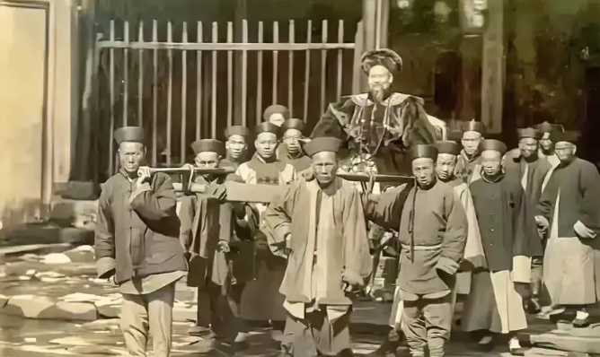 好大的官
1898年，浙江金华，知府（从四品）威风凛凛出行的场景，这就是大名鼎鼎
