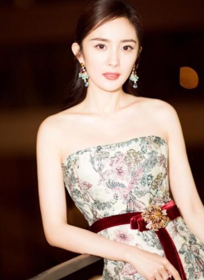 #王一博杨幂杨紫内场坐一桌#
昨晚幂幂的定点有多惊艳不需要大爷赘述了吧。
从粉丝