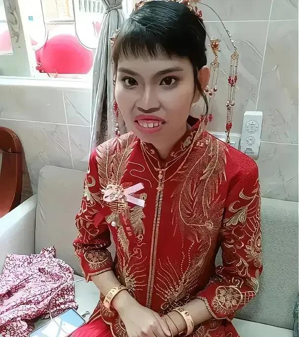 一对新人结婚，新娘的五官被很多网友的围攻！

在这个看脸的时代，我们似乎已经习惯