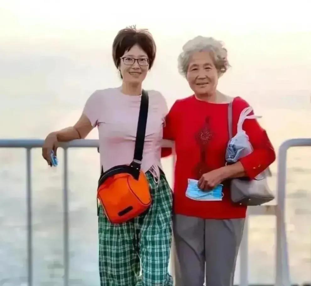 网红“五莲徐八月”越来越被动，精心设计的局逐渐被人们识破，可能要彻底翻车。
1.