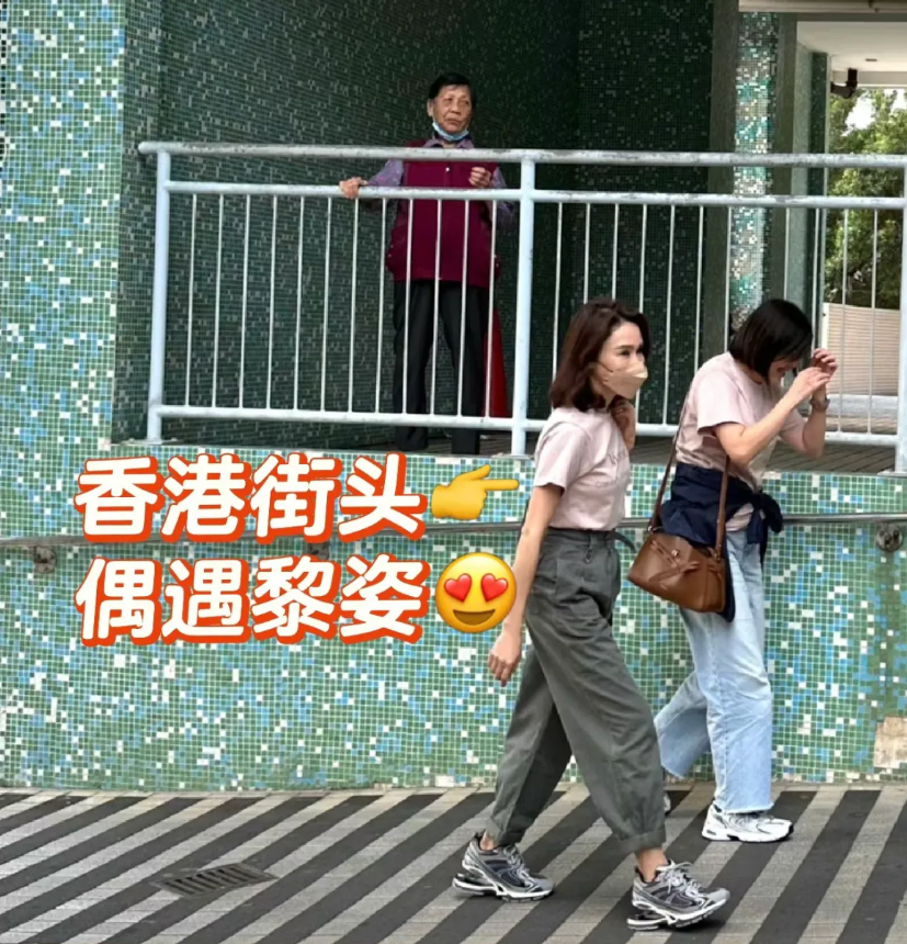 香港街头偶遇黎姿，52岁的她梳着短发穿着粉色T恤和运动鞋，身材苗条体态轻盈特别年