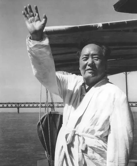 1956年的一天，毛泽东和人吵起来了，只听主席发火说：“你们无非是怕我死在那个地
