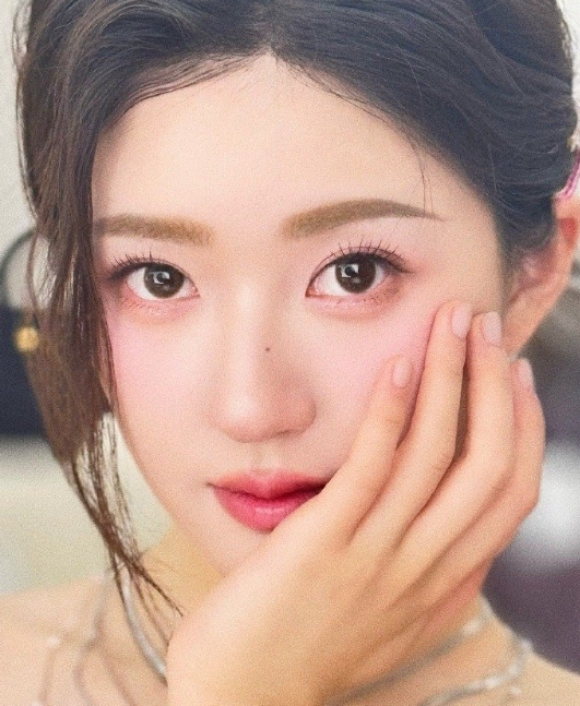 赵露思化妆师发的原图就能认出来了，有她自己的特色，她自己p得有点爱豆风 