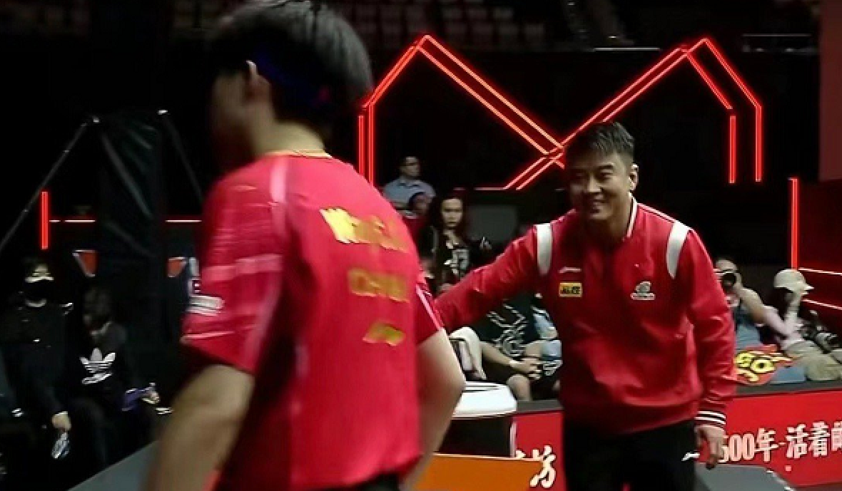 冲上热搜！王皓表情引热议，场边喜怒哀乐，抢镜程度超球员比赛

国乒男队的球员们出
