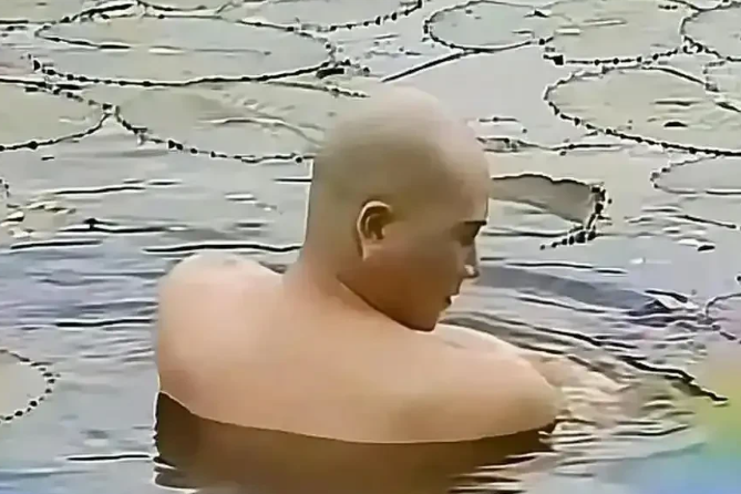 据说当时在水里倒了一桶汽油，才让唐僧在水里洗澡有这种效果。
你说这时候要是有妖怪