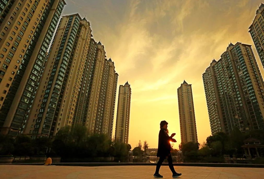 2024年，给购房者买房的十条建议:
第一、能买一线城市的房子，绝不去买二线；能