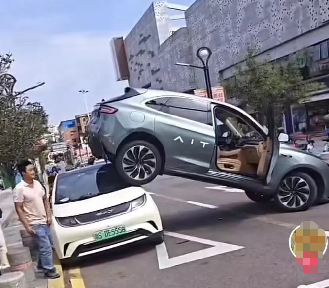 对于这起无厘头的事故 华为的老余回应了：aeb未介入
我想问 倒车的aeb依靠什