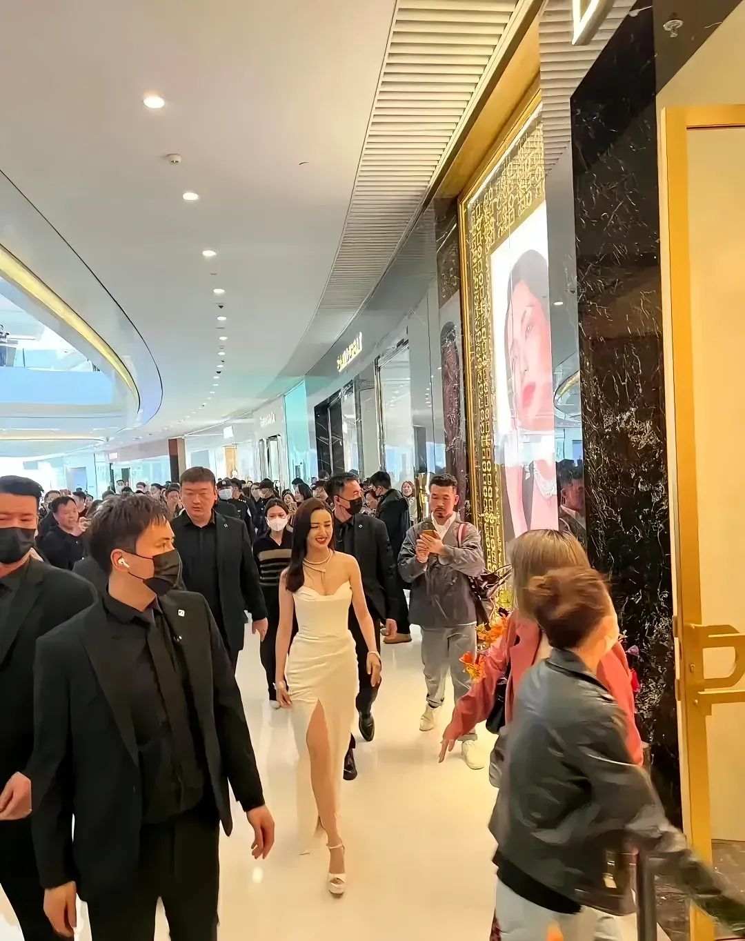 才配了十个保镖，配上一百个不算多吧！